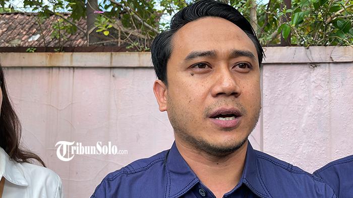 HADIRI-AUDIENSI-Kuasa-hukum-terdakwa-Dwi-Prasetyo-saat-ditemui-di-Pengadilan-Negeri-Sukoharjo.jpg