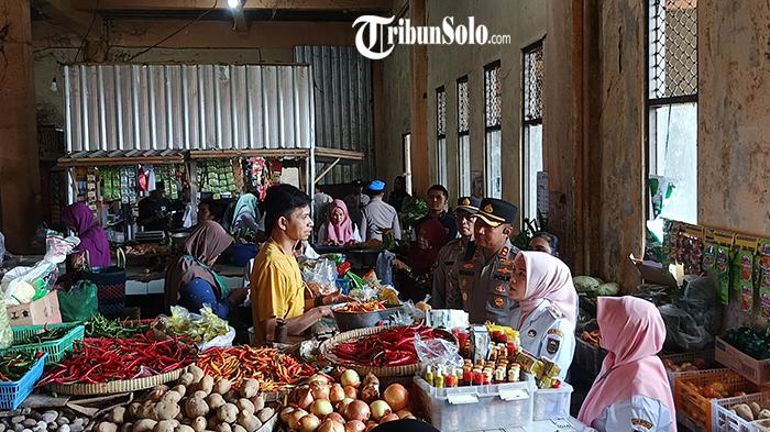 HARGA-CABAI-TURUN-Wakil-Bupati-Boyolali-Dwi-Fajar-Nirwana-mengecek-kondisi-pasar-Boyolali.jpg