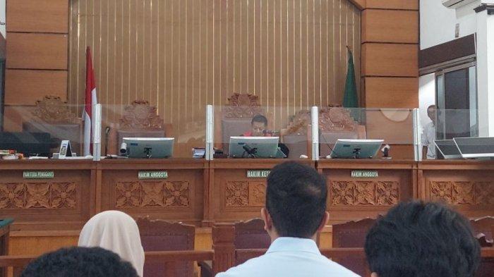 Hakim-tunggal-Delta-Tamtama-saat-membacakan-surat-putusan-praperadilan-Aiman-Witjaksono.jpg