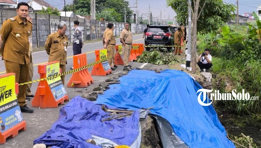 Hamenang-meninjau-langsung-talud-jalan-yang-longsor.jpg