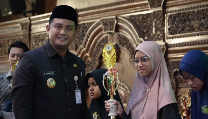 Hamenang-serahkan-piala-untuk-pemenang-Lomba-MTQ-ke-XXXI.jpg