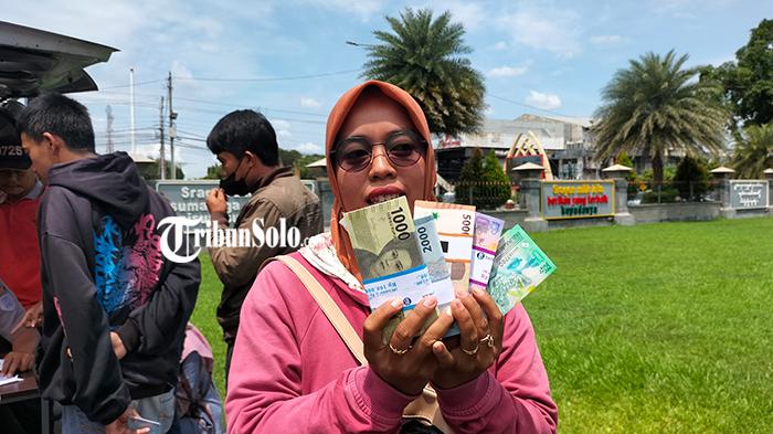 Hartati-warga-DesaKecamatan-Gesi-Kabupaten-Sragen-menunjukkan-uang-baru-di-halaman-Pemda-Sragen.jpg