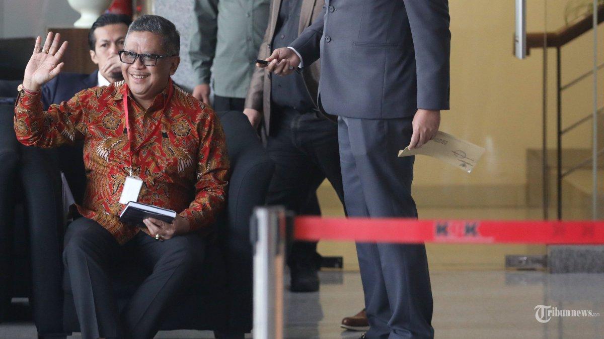 Hasto-Kristiyanto-tebar-senyum-saat-tiba-di-Gedung-KPK.jpg
