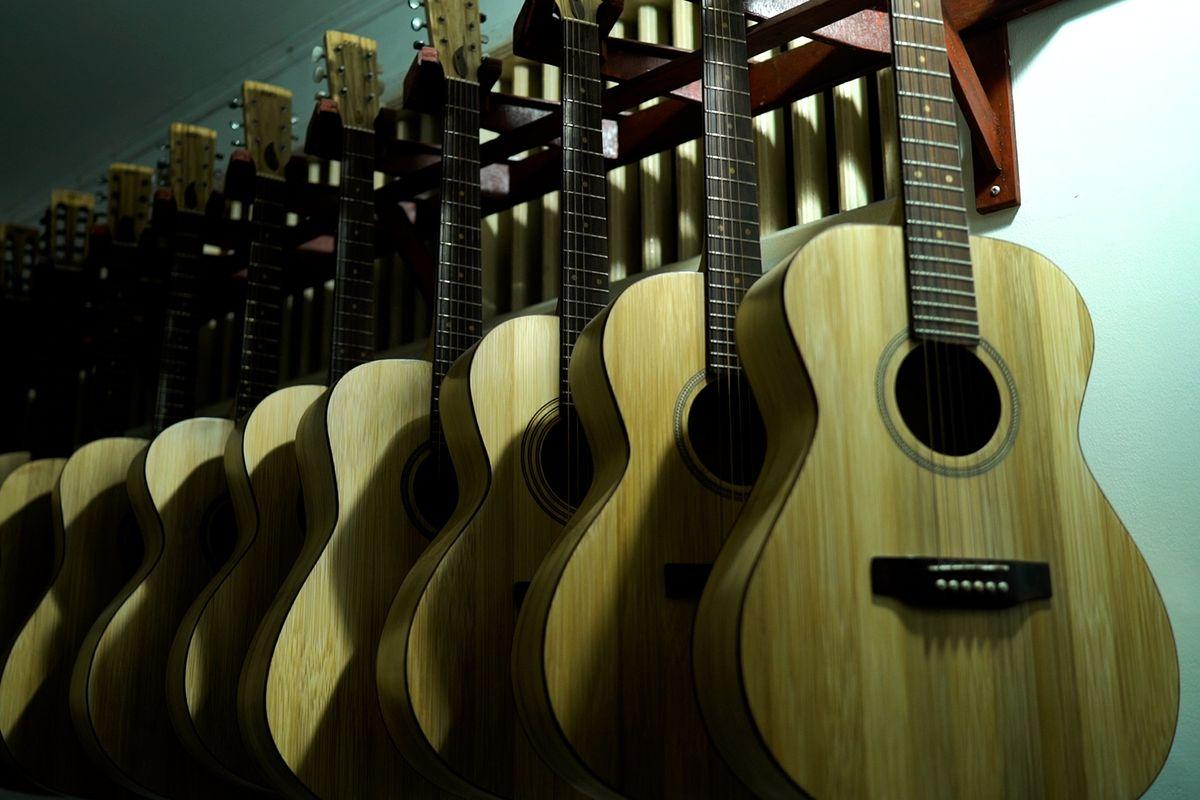 ILUSTRASI-GITAR-Ilustrasi-alat-musik-gitar-yang-digantung-pada-24-November-2022-lalu.jpg