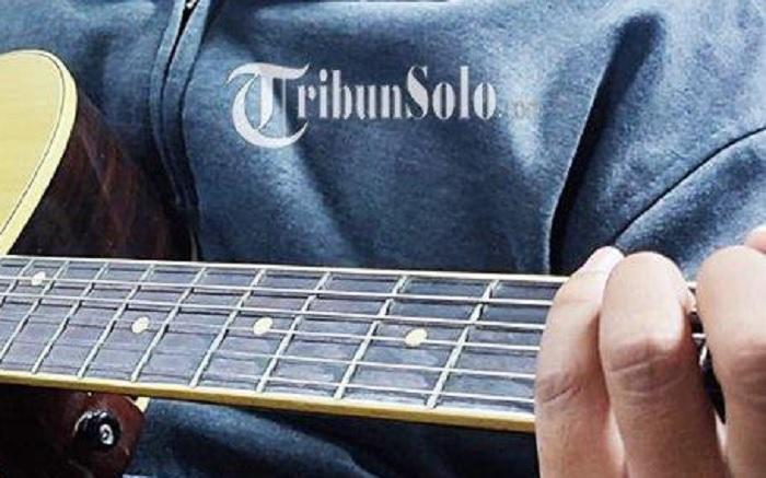 ILUSTRASI-MAIN-GITAR-Berikut-kunci-gitar-lagu-Beta-Salah-Apa.jpg
