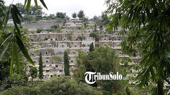 IMLEK-DI-KARANGANYAR-Potret-Taman-Makam-Memorial-Delingan-jelang-tahun-baru-Imlek-2025.jpg