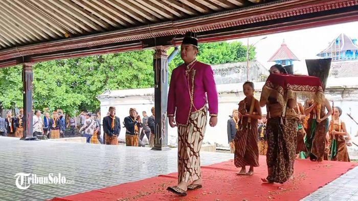 Ia-pertama-kalinya-menampakkan-diri-usai-ditasbihkan-sebagai-penguasa-Keraton-Solo.jpg