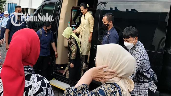 Ibu-Negara-Iriana-Joko-Widodo-tiba-di-SMA-Pradita-Dirgantara-Kabupaten.jpg