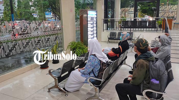 Ilustrasi-Suasana-Terminal-Kerten-dimana-para-warga-tengah-menunggu-kedatangan-Batik-Solo-Trans.jpg
