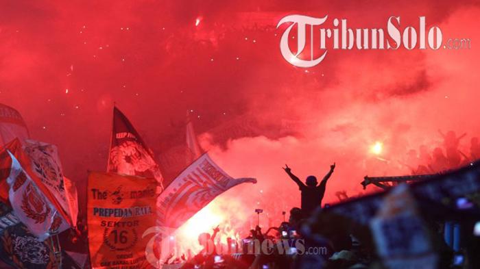Ilustrasi-Suporter-menyalakan-flare-di-stadion.jpg