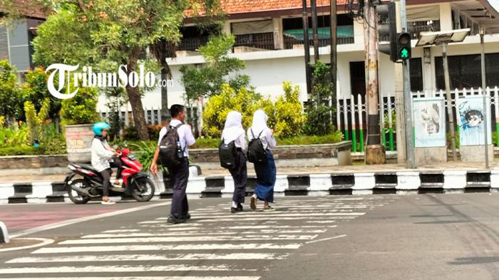 Ilustrasi-anak-sekolah-tengah-menyebrang-jalan-di-Jalan-Raya-Sukowati-Selasa-252023.jpg