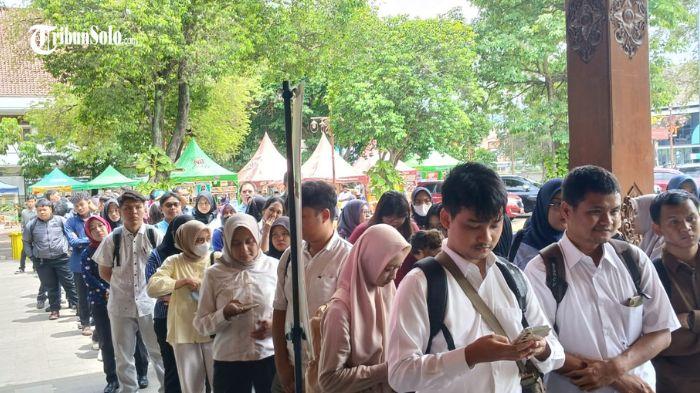 Ilustrasi-para-pencari-kerja-saat-berada-Balai-Kota-Solo-belum-lama-ini.jpg