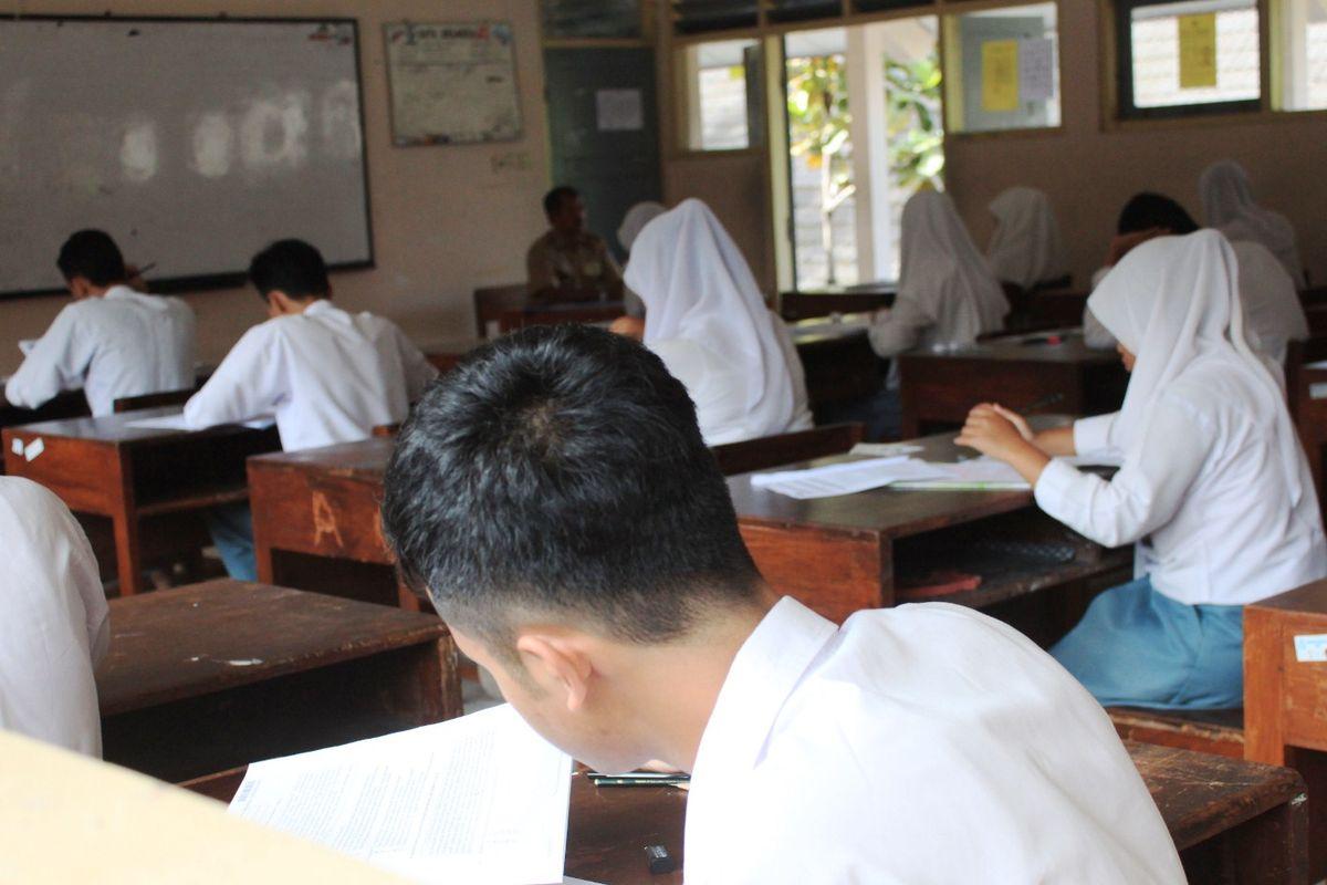 Ilustrasi-siswa-SMA-sedang-belajar-di-ruangan-kelas.jpg