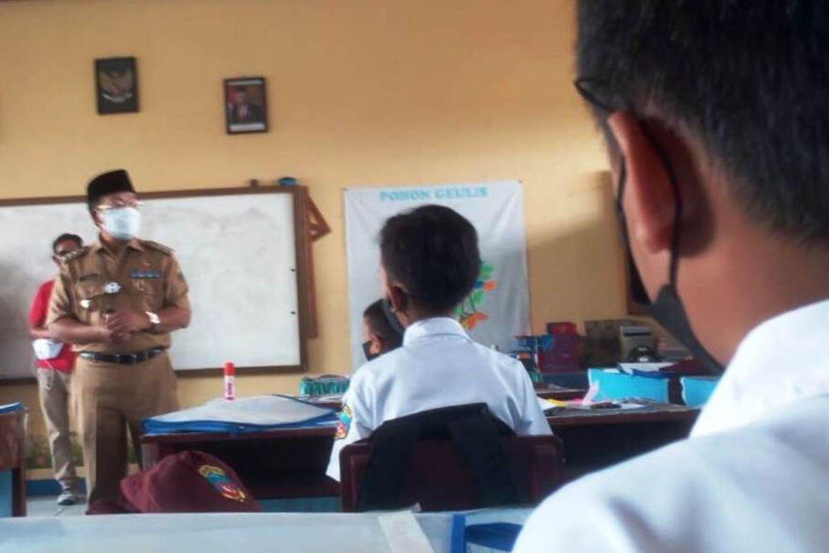 Ilustrasi-siswa-belajar-di-kelas-pake-masker.jpg
