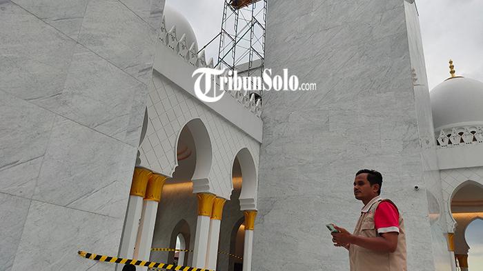 Ilustrasi-suasana-di-Masjid-Raya-Sheikh-Zayed-Solo-Selasa-252023.jpg