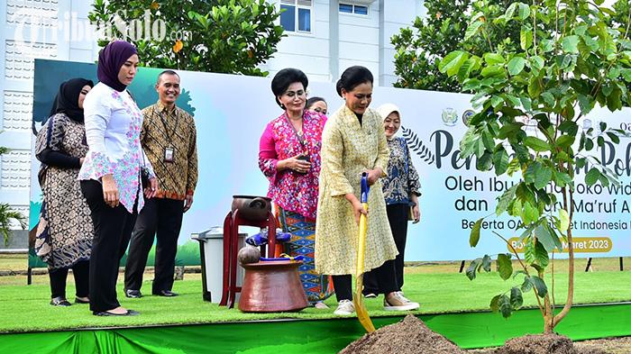 Iriana-Jokowi-bersama-Wury-Maruf-Amin-beserta-anggota-OASE-KIM-b.jpg