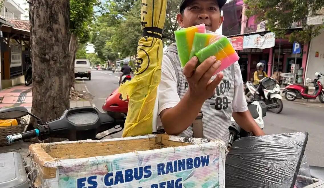 Iwan-Kurniawan-saat-menjajakan-es-gabus.jpg