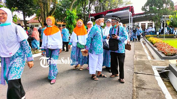 Jemaah-calon-haji-asal-Sragen-pamitan-di-Pendopo-Sumonegaran-Selasa-662023.jpg