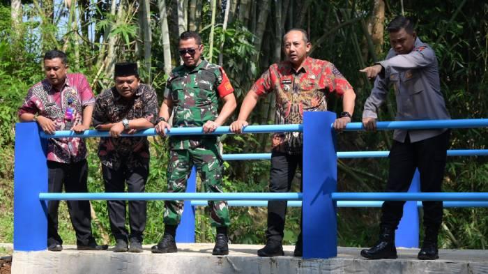 Jembatan-Merah-Putih-Karanganyar.jpg
