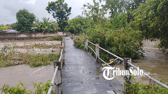 Terkuak Penyebab Meluapnya Kali Dengkeng di Klaten : Sampah Rumpun Bambu Sumbat Jembatan Modran