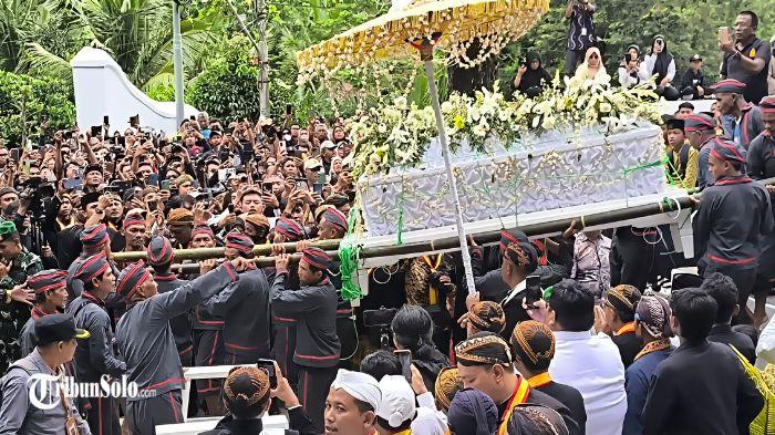 Jenazah-Sinuhun-Raja-Keraton-Surakarta-Pakubuwono-PB-XIII-diangkat.jpg