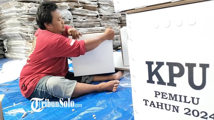 Joko-Sulistianto-pekerja-perakit-kotak-suara-yang-merupakan-penyandang-disabilitas.jpg