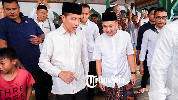 Joko-Widodo-dan-Respati-Ardi-melaksanakan-salat-Jumat-di-Masjid-Al-Wustho.jpg