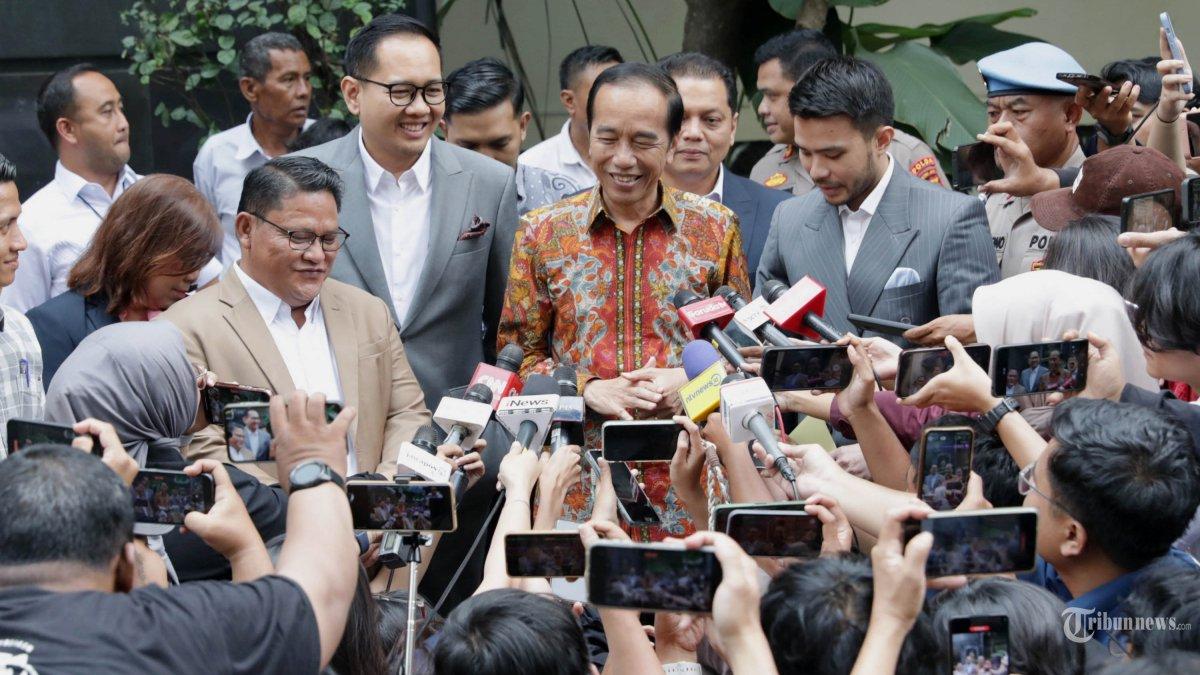 Joko-Widodo-usai-memberikan-pelaporan-di-Gedung-Ditreskrimum-Polda-Metro.jpg