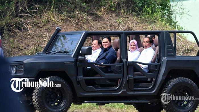 Jokowi-dan-Iriana-Jokowi-menaiki-kendaraan-taktis-ringan-yang-dikendarai-Prabowo-Subianto.jpg