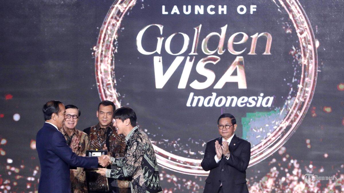 Jokowi-memberikan-Golden-Visa-kepada-Shin-Tae-yong.jpg