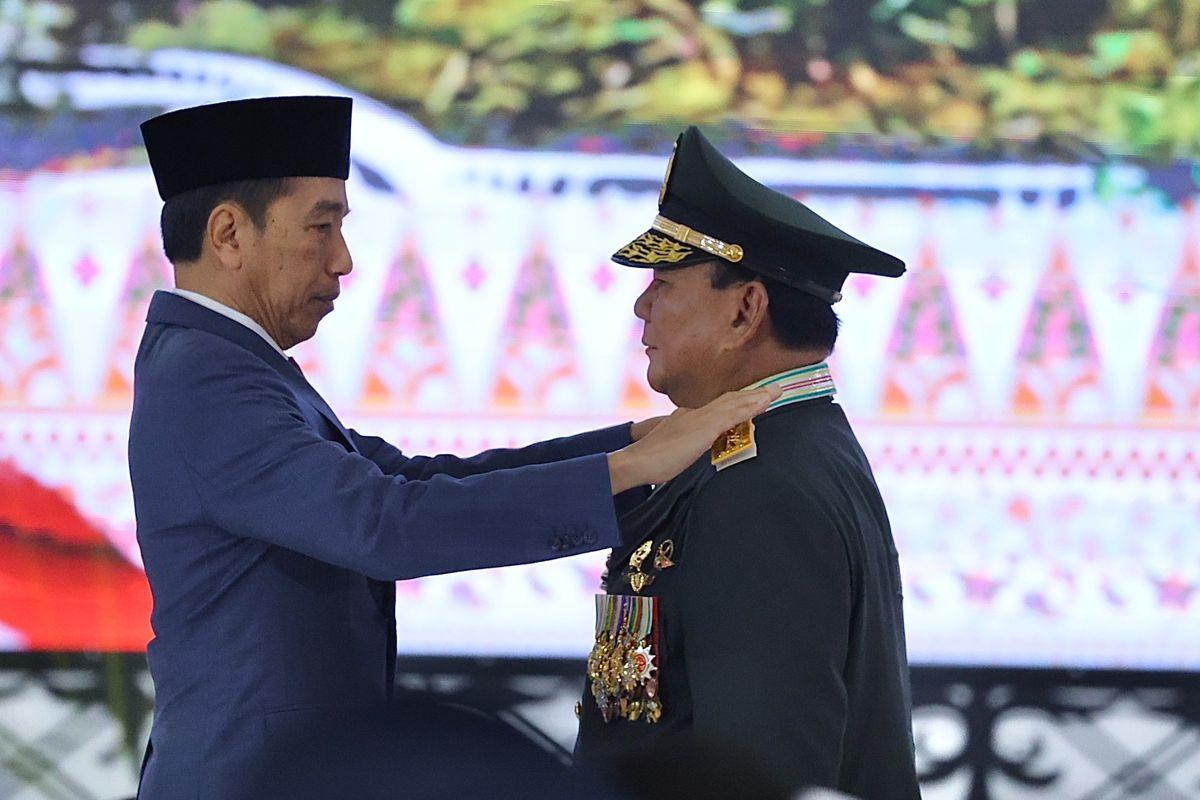 Jokowi-menyematkan-pangkat-jenderal-kehormatan-ke-Menteri-Pertahanan-Prabowo-Subianto.jpg
