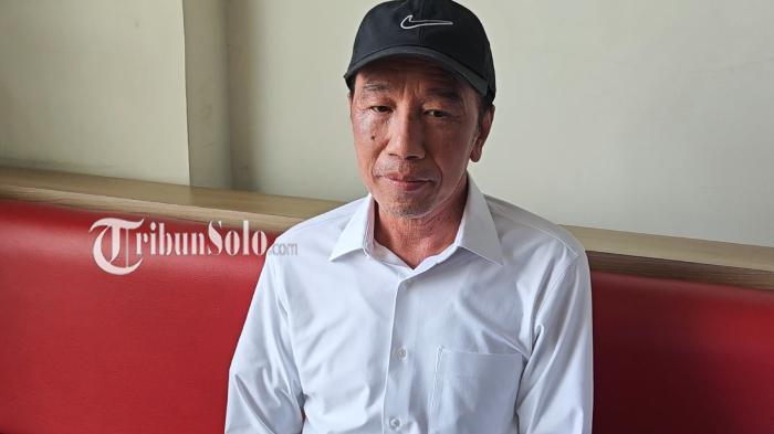 solo/Jokowi-pakai-topi.jpg