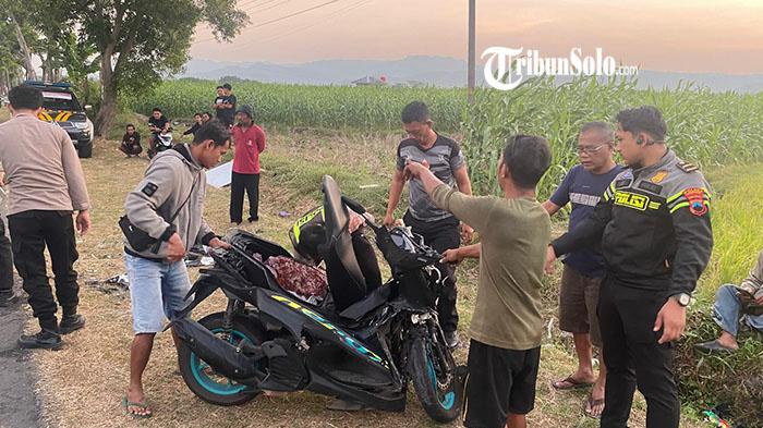 KECELAKAAN-MAUT-evakuasi-bangkai-Yamaha-Vixion-dan-Yamaha-Aerox-di-Jalan-WuryantoroEromoko.jpg