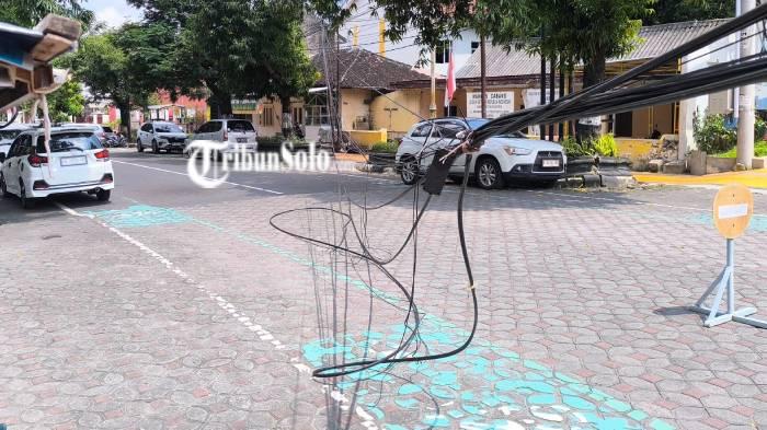 Kabel-menjuntai-klaten-truk-boks.jpg