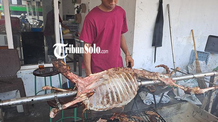 Kuliner Wonogiri : Menikmati Kambing Guling Aprillia, Pengunjung Bisa Tonton Proses Masaknya