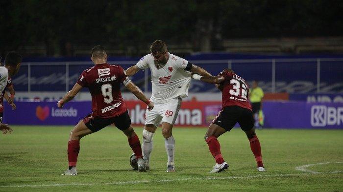 Kapten-PSM-Makassar-Wlijan-Pluim-saat-dijaga-dua-pemain-Bali-United.jpg