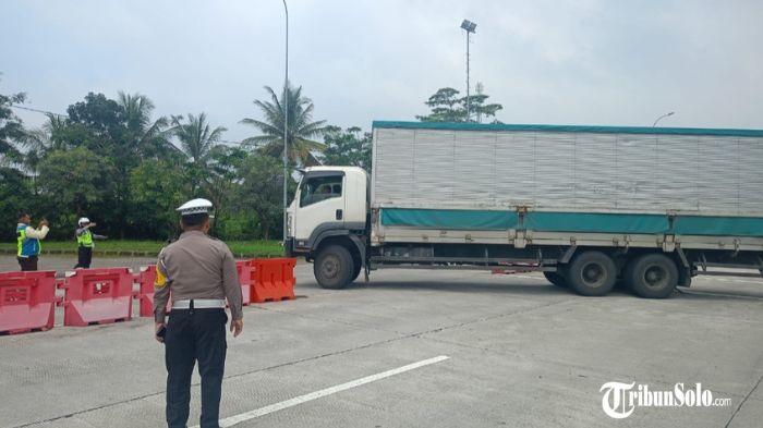 Nekat Beroperasi, Truk Sumbu Tiga Dikeluarkan dari Tol Boyolali