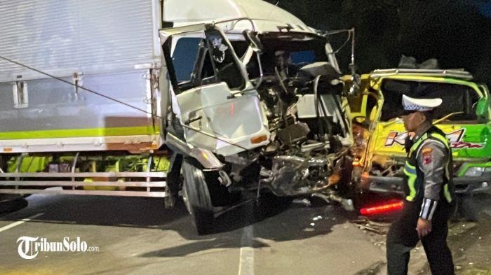 Kecelakaan-lalu-lintas-melibatkan-tiga-kendaraan.jpg