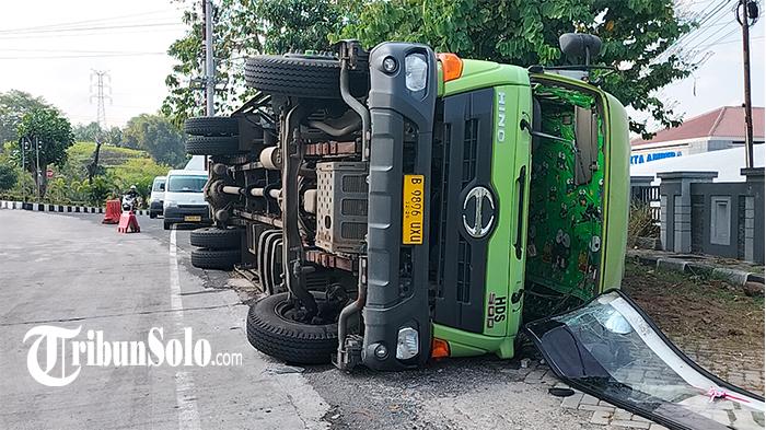 Truk Pengangkut Biji Plastik 12 Ton Terguling di Boyolali, Sopir Diduga Ngantuk saat Lewati Jalan