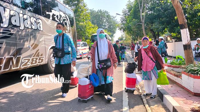 Kedatangan-jemaah-haji-asal-Kabupaten-Sragen-yang-baru-tiba-dari-Tanah-Suci-Senin-2472023.jpg
