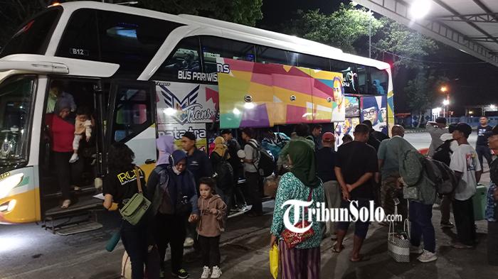 Kedatangan-peserta-mudik-gratis-di-Terminal-Tipe-A-Giri-Adipura-Wonogiri-Kamis-442024-malam.jpg