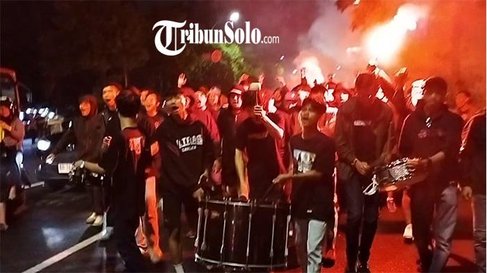 Kelompok-suporter-Ultras-Garuda-berpesta-flare.jpg