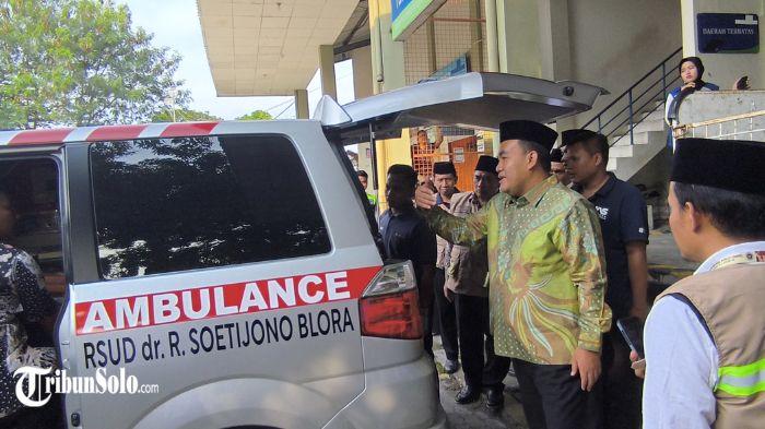 Keluarga-Sutrisno-54-calon-jemaah-Haji-asal-Kabupaten-Blora-saat-berada-di-Bandara-2.jpg