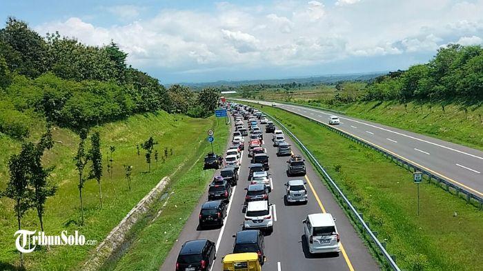 Kepadatan-kendaraan-di-tol-Boyolali-Minggu-642025-2.jpg