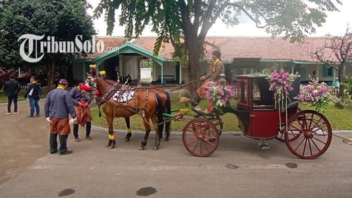 Kereta-Kencana-Landaulet-yang-membawa-KGPAA-Mangkunegara-X-saat-pros.jpg