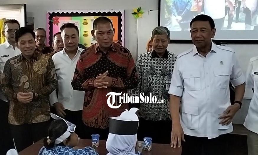 Ketua-Wantimpres-Wiranto-meninjau-uji-coba-makan-bergiz.jpg