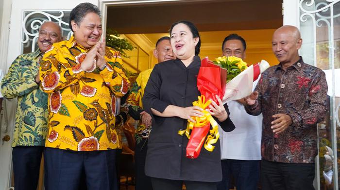 Ketum-Partai-Golkar-Airlangga-memberikan-buket-bunga-kepada-Ketua-DPP-PDIP-Puan-Maharani.jpg