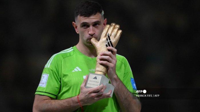 Kiper-Argentina-23-Emiliano-Martinez-berpose-untuk-foto-memegang-trofi-penghargaan.jpg