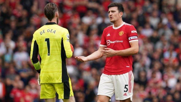Kiper-Man-United-David-de-Gea-bersalaman-dengan-Harry-Maguire.jpg