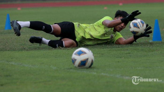 Kiper-Timnas-Indonesia-U-23-Ernando-Ari-melakukan-latihan-di-Stadion-Madya.jpg